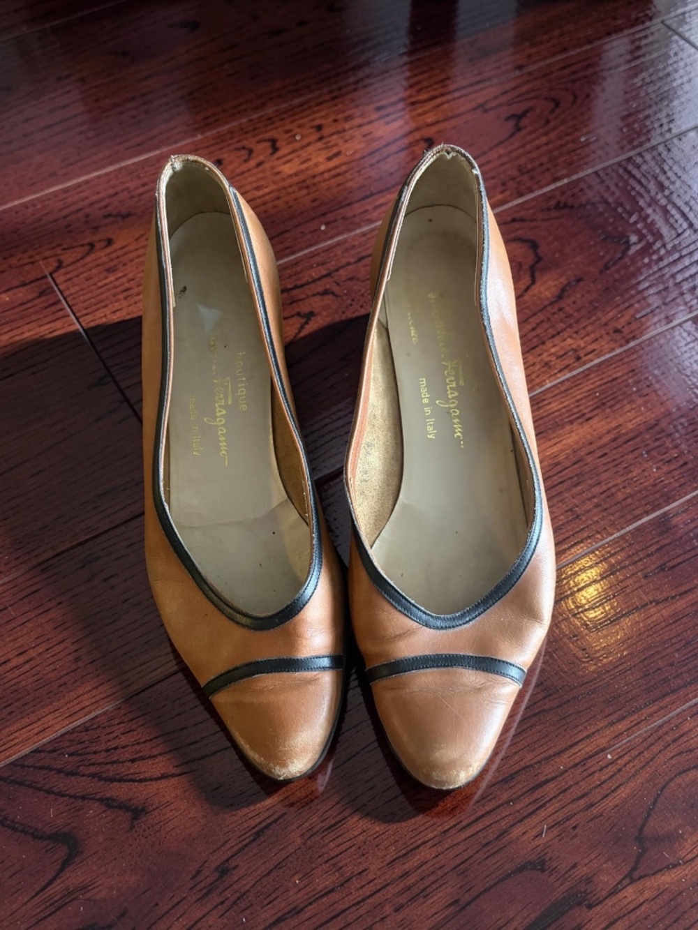 Vintage Salvatore Ferragamo Two-Tone Tan/Black Leather Classic Pumps - Picture 3 of 9